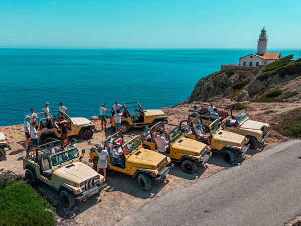 Gruppe mit Wrangler Jeeps bei geführter Safari am Leuchtturm auf Mallorca