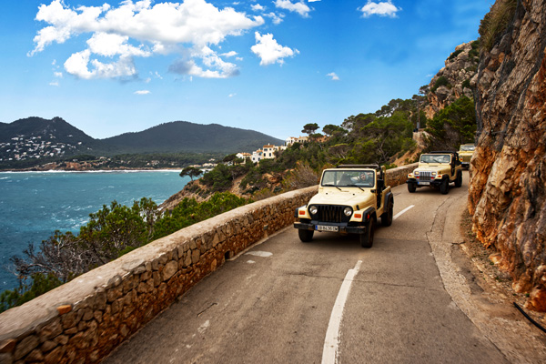 Wrangler Jeeps bei geführter Safari auf Mallorcas Küstenstraße mit Meerblick