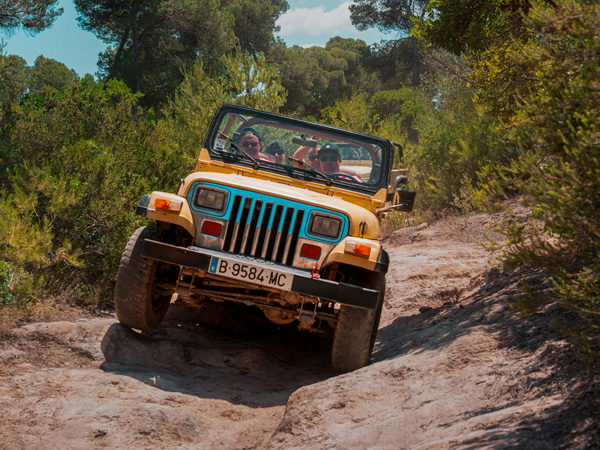 Teilnehmer lachen während geführter Wrangler Jeep Offroad Safari auf Mallorca