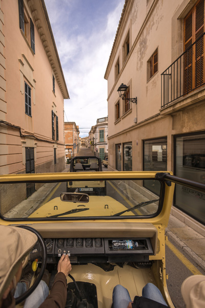 Geführte Wrangler Jeep Safari durch mallorquinische Altstadt – Fahrerperspektive